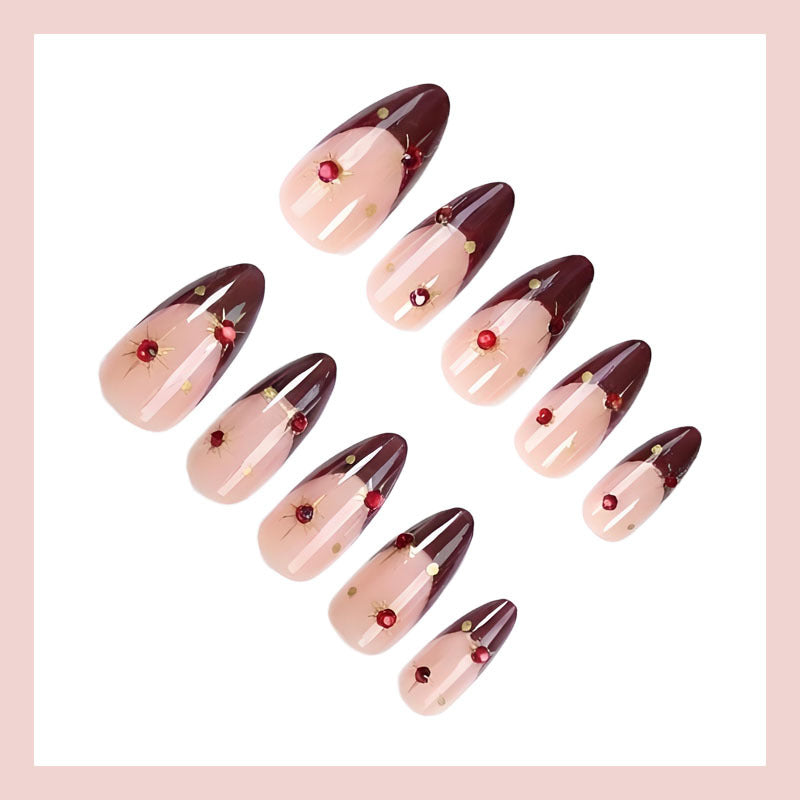 Kunstnagelset mit glamourösen Verzierungen und edlen Akzenten Brehn