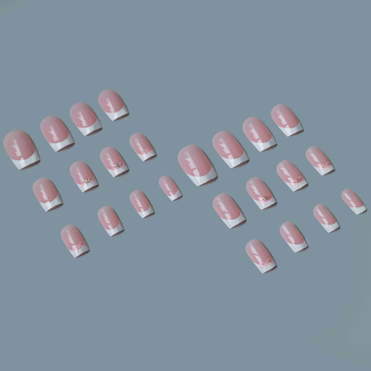 Elegantes French Tip Nagelkunstset mit zarten Schleifenakzenten