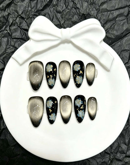 Dekoratives Press-On Nagelkunst-Set mit floralen und verspielten Designs