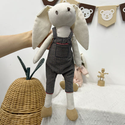 Handgefertigte Leinen-Hasenpuppe mit langen Ohren und Gingham-Latzhose