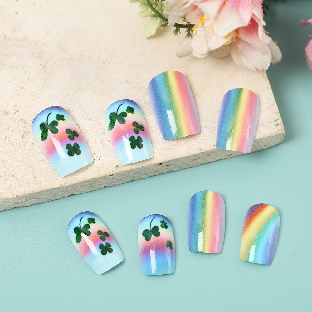 Kunstnägel mit bunten Regenbogen- und Kleeblatt-Designs Brehn