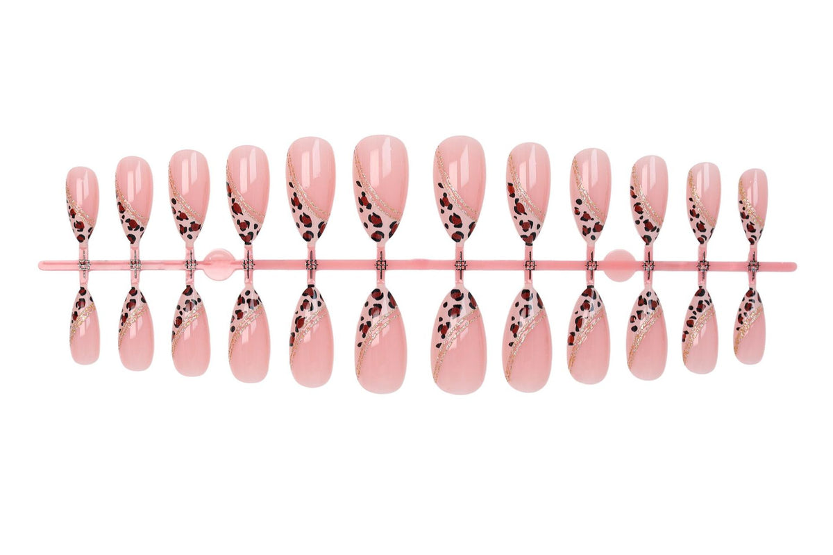 Kunstnagelset mit glamourösem Tierdruck und eleganten Akzenten Brehn