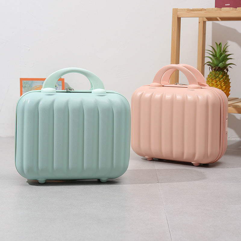 kompakte Hartschalen-Reise-Beauty-Case mit geformter, gerippter Außenseite, gepolsterten Organizer-Panels und Doppelschloss-Reißverschluss Brehn