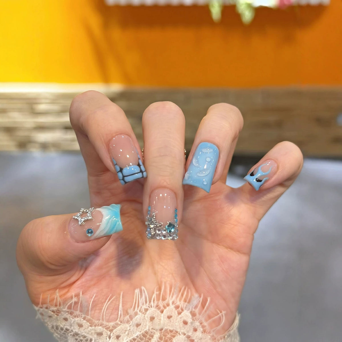Dekoratives Press-On Nagelkunstset mit vom Ozean inspiriertem Design Brehn