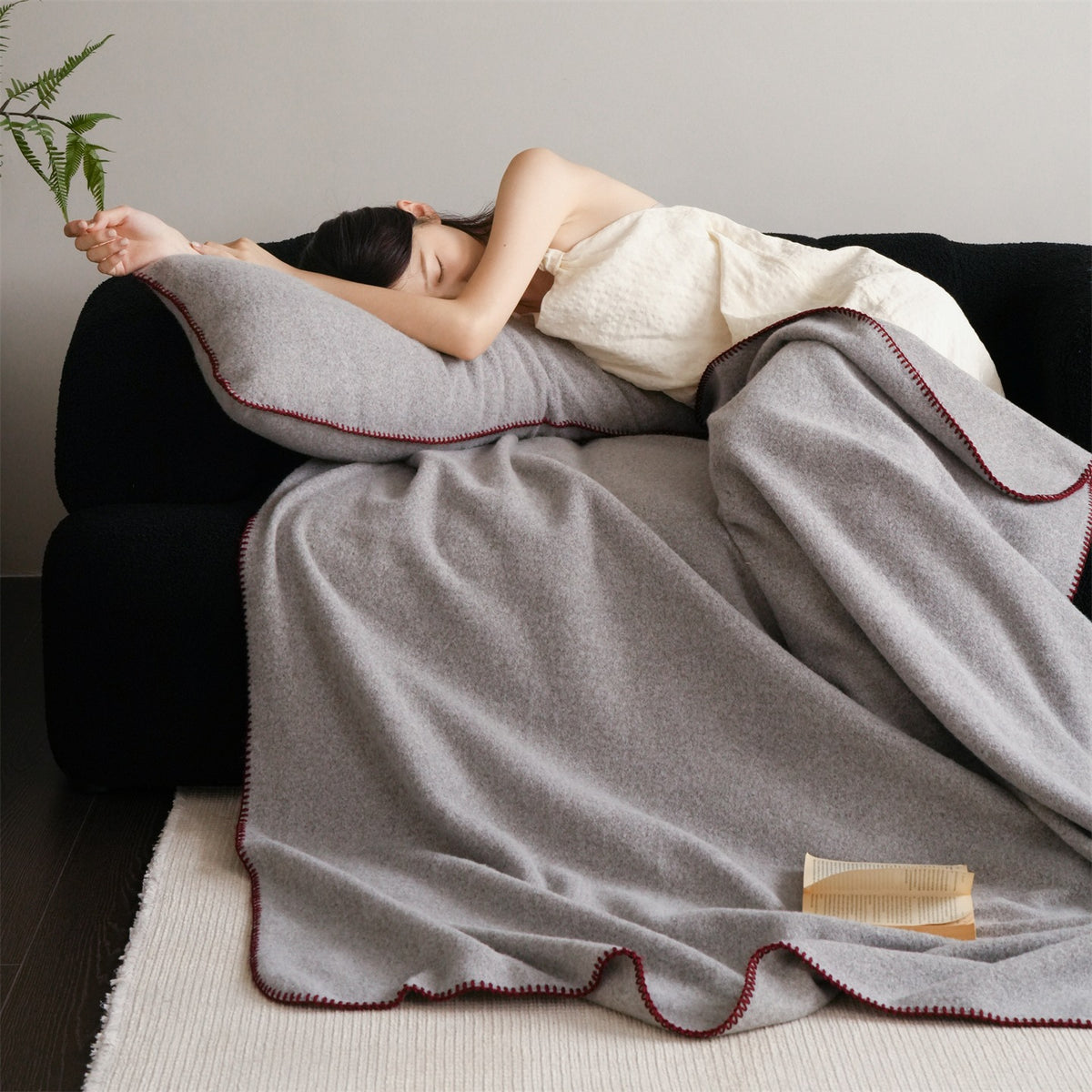 Premium-Wollplaid mit feiner Handstich-Kante und besonders weichem Fall