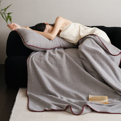 Premium-Wollplaid mit feiner Handstich-Kante und besonders weichem Fall
