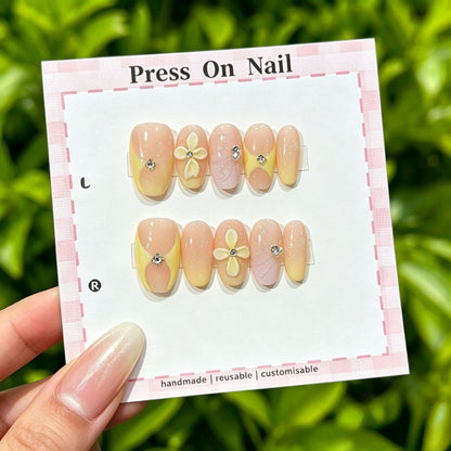 Künstlerisches Press-On Nail Art Set mit niedlichen Charakteren und Schleifenakzenten