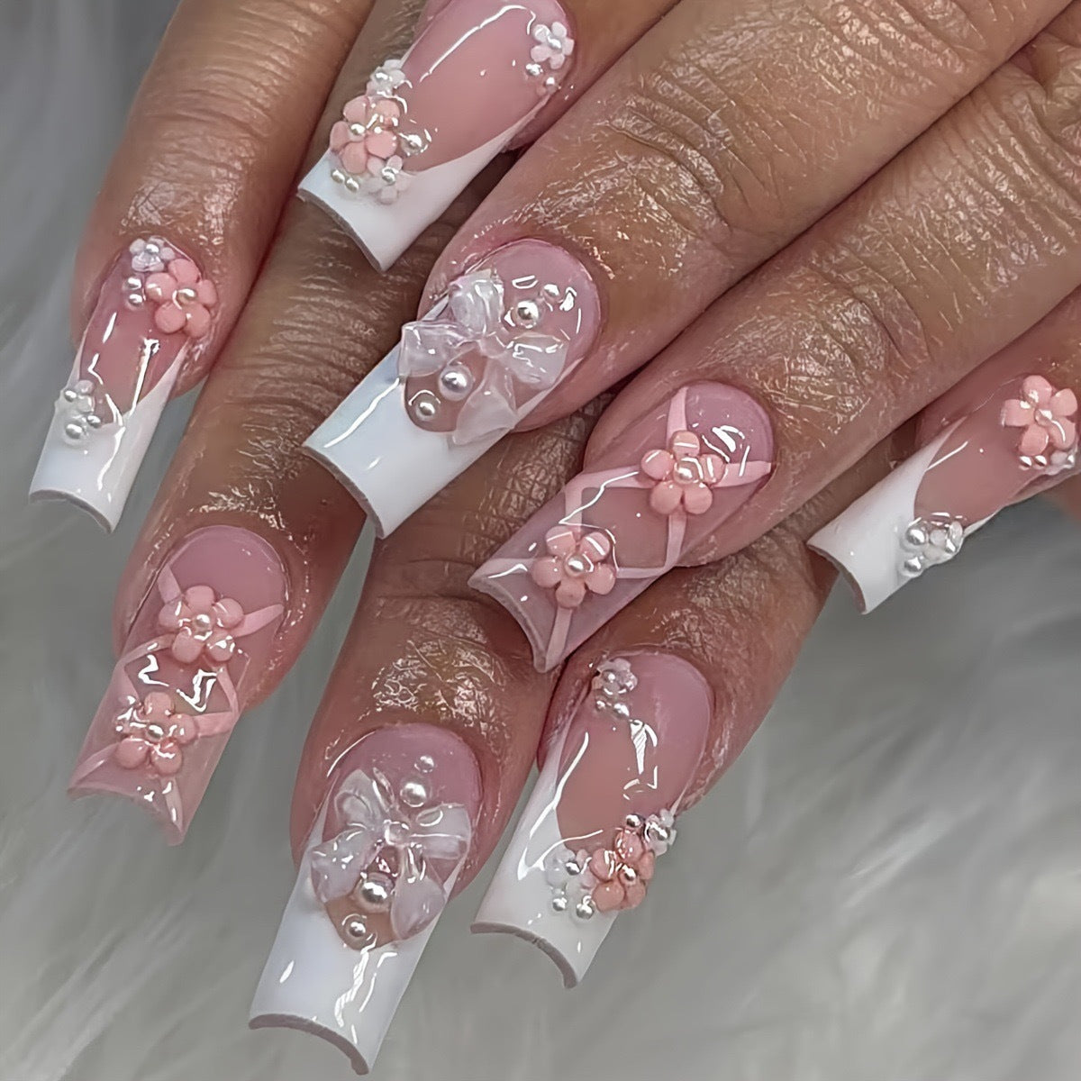 Kunstnagelset mit eleganten 3D-Blüten und Schleifenverzierungen Brehn