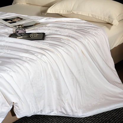 Elegante Jacquard-Bettwäschegarnitur aus Baumwollsatin mit feiner Reliefstruktur und Hotel-Style-Kissenbezügen