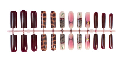 Kunstnagelset mit kreativen Designs und Glitzer Brehn
