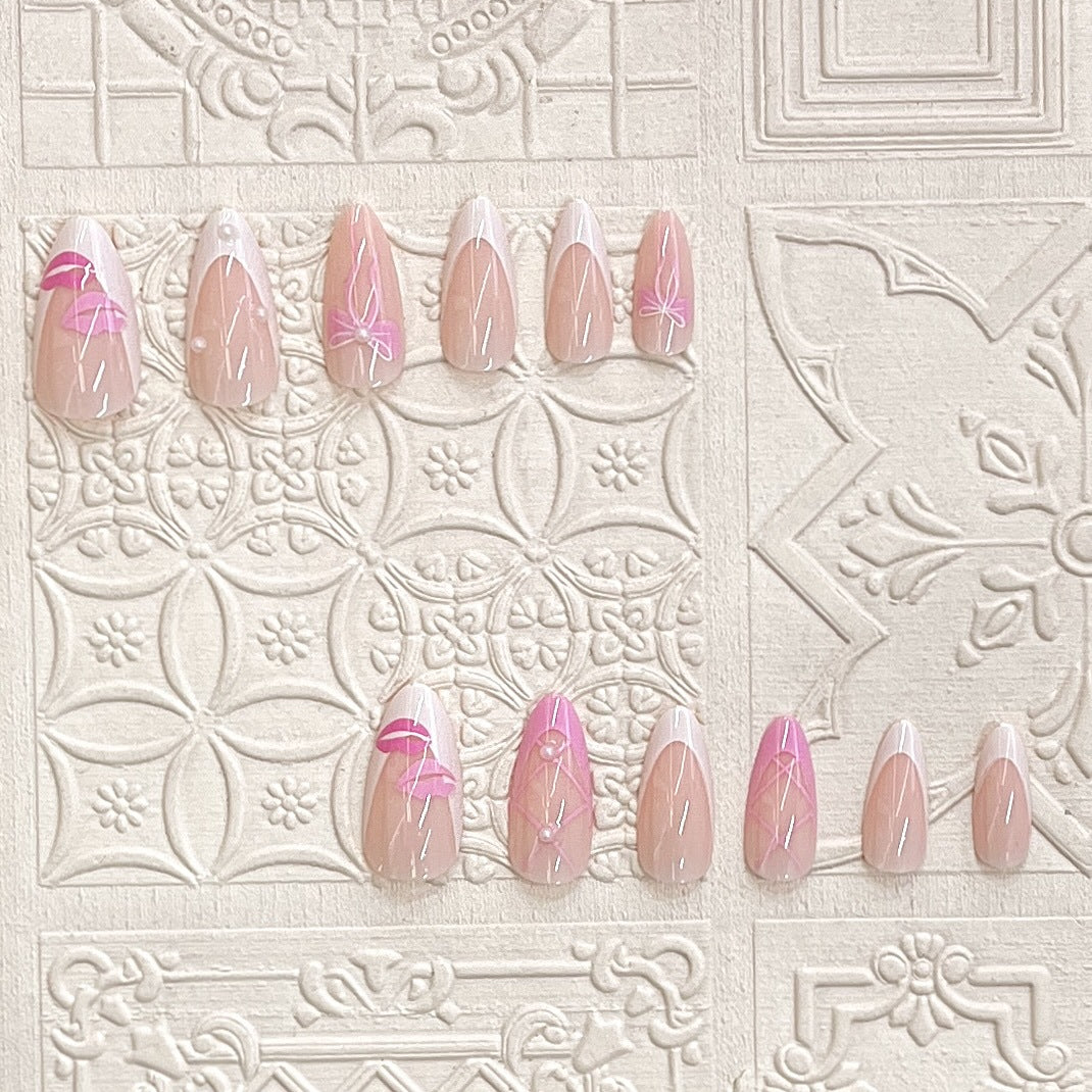 Künstlerisches Press-On Nagelset mit Kiss und Bow Design Brehn