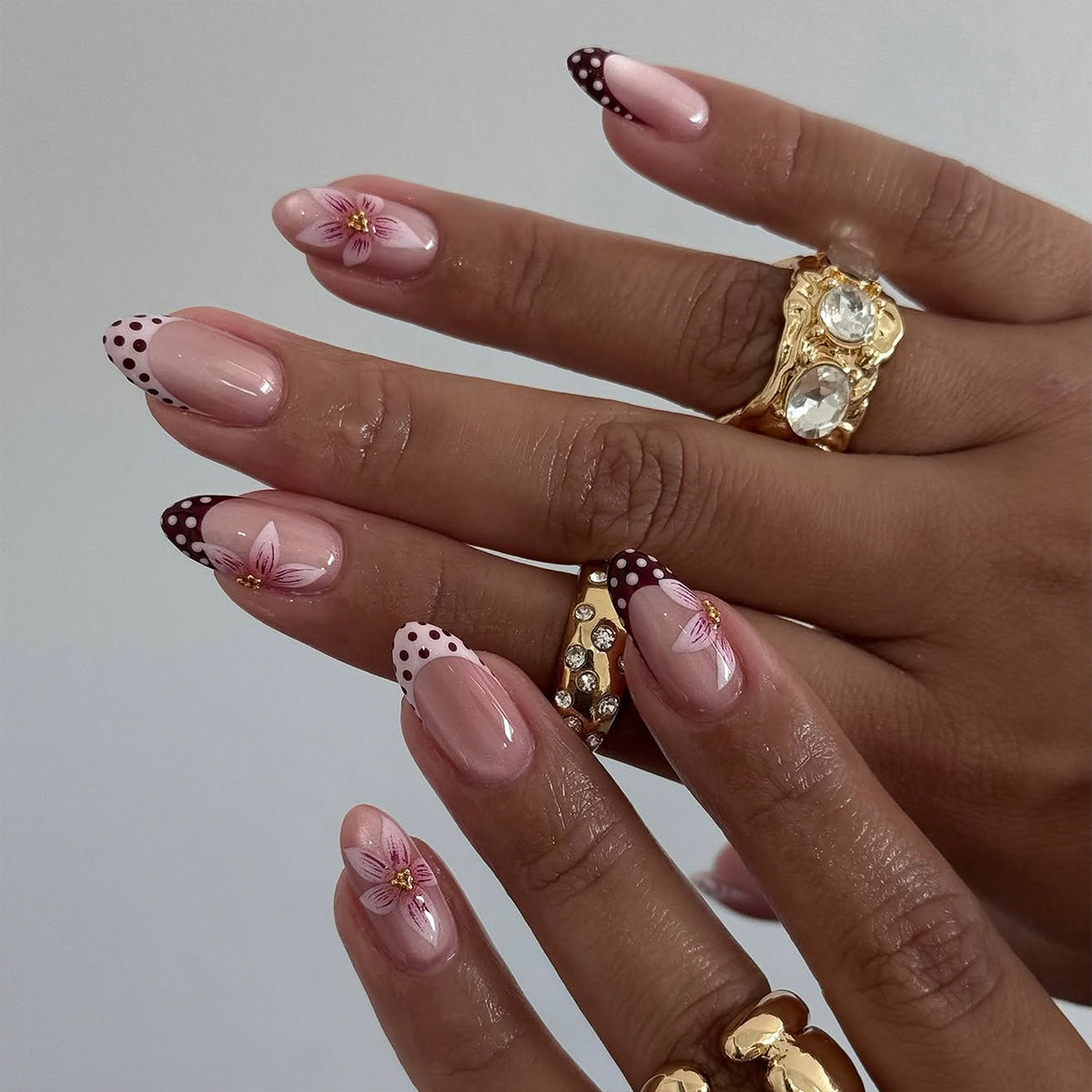 Kunstvolle Nagelverlängerungen mit Blüten- und Punktedesign Brehn