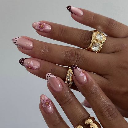 Kunstvolle Nagelverlängerungen mit Blüten- und Punktedesign Brehn