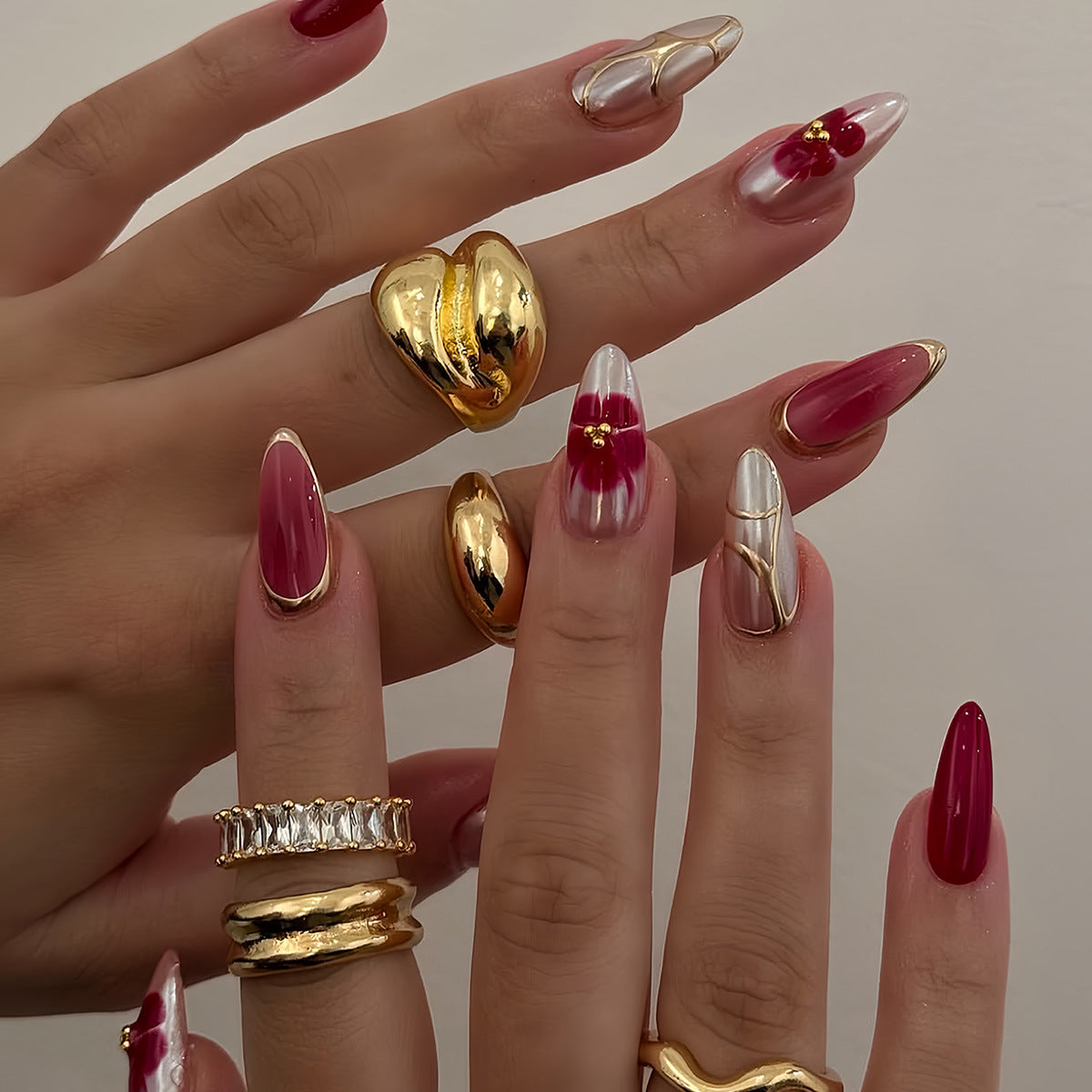 Künstlerisches Press-On-Nagelset mit floralen Akzenten Brehn