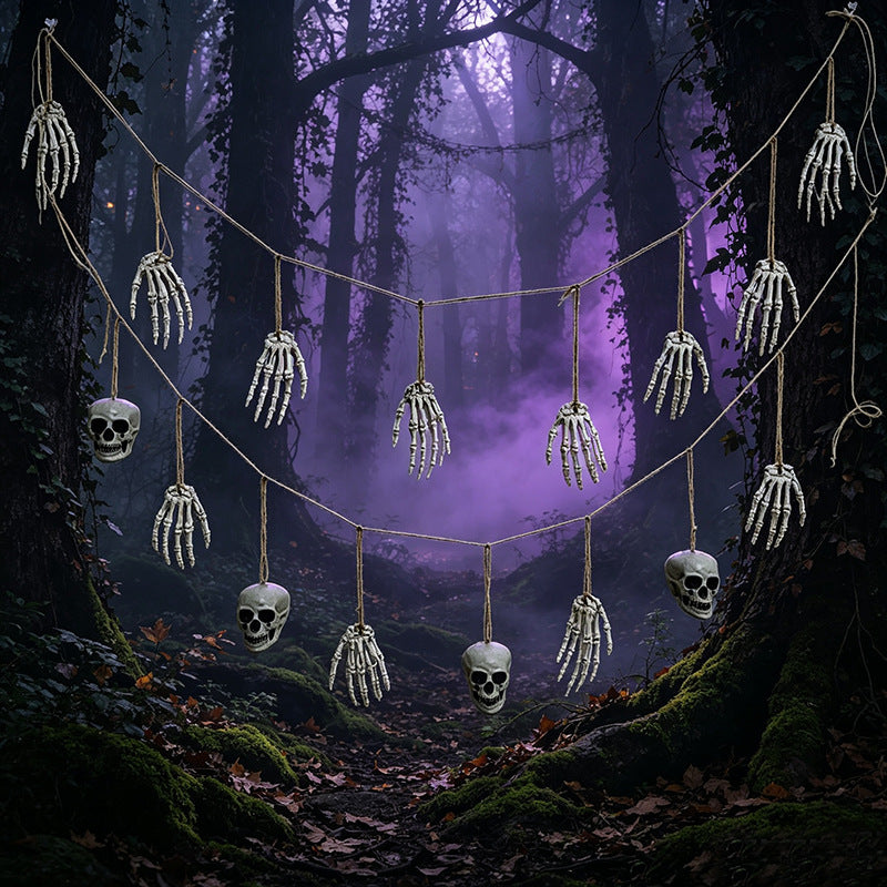 Dekorative Girlande mit Skeletthänden
