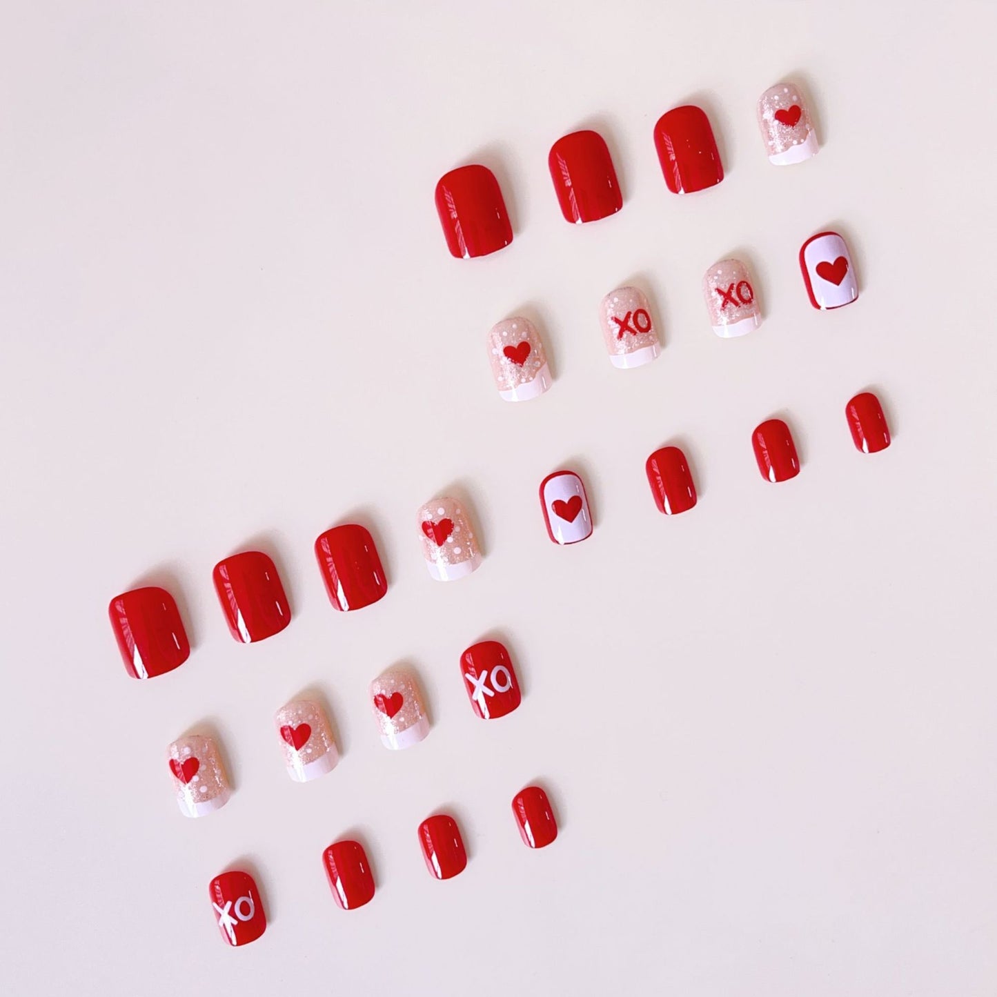 Kunstnagelset mit romantischen Herz- und Glitzer-Motiven Brehn