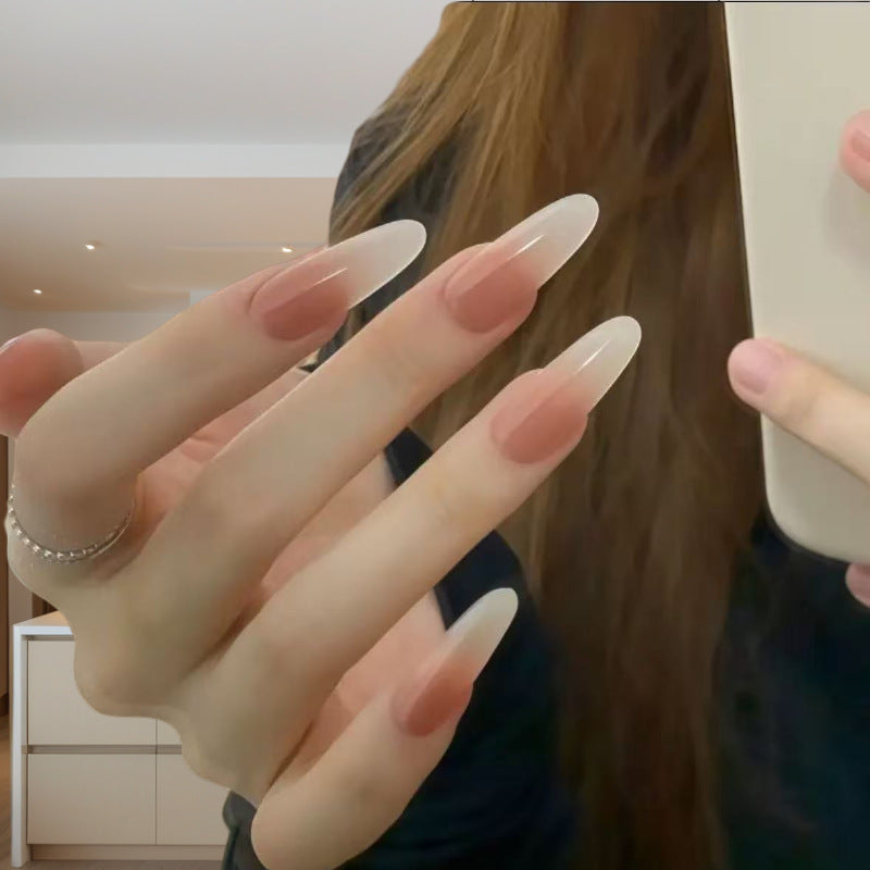 Elegante Kunstnägel mit modischem Ombre-Effekt Brehn