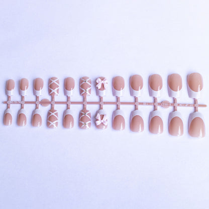 Dekorative französische Spitzen-Nagelkunst