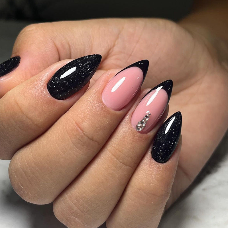 Elegante Stiletto Press-On Nagelkunst mit Strass-Akzenten Brehn