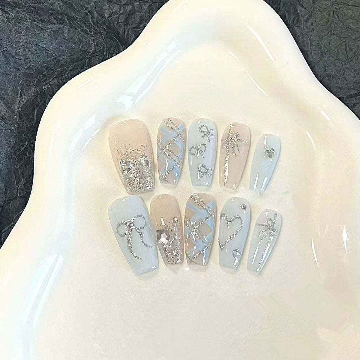 Dekorativers Press-On Nagelkunst Set mit funkelnden Akzenten