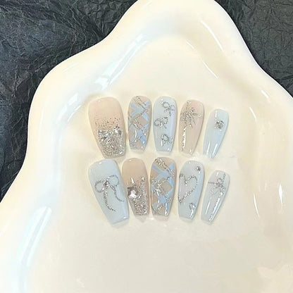 Dekorativers Press-On Nagelkunst Set mit funkelnden Akzenten
