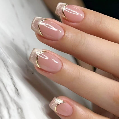 Kunstvolle Nagelverlängerungen mit Glitzer- und Golddetails Brehn