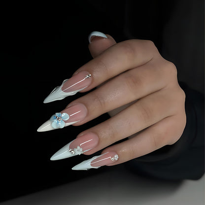 Kunstnagelset mit eleganten Spitzen und floralen Akzenten Brehn