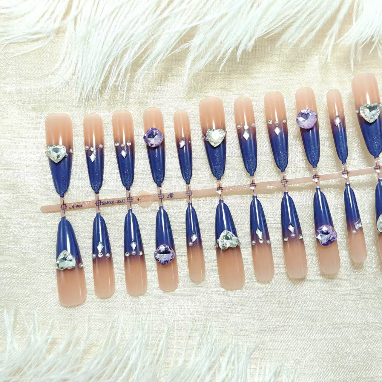 Kunstnägel mit Elegantem Glitter-Design und 3D-Strassakzenten Brehn