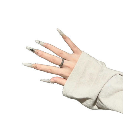Künstlerische Stiletto-Nagelverlängerungen mit dekorativen Akzenten