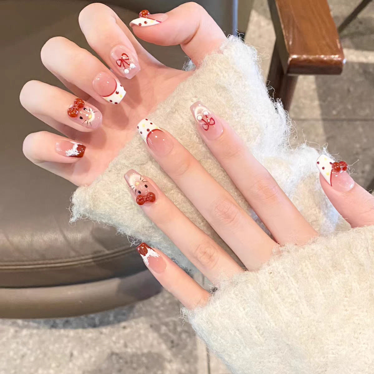 Künstlerisches Press-On-Nagelset mit skurrilen Feiertagsdesigns Brehn