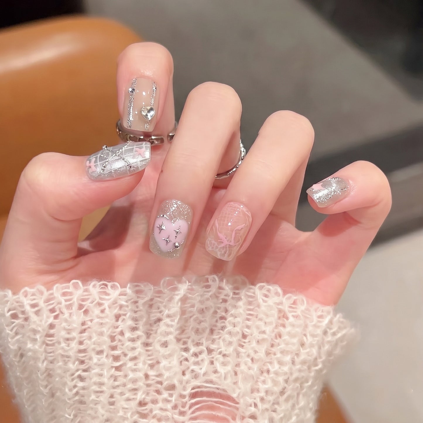 Dekoratives Press-On-Nagelset mit Herz- und Silberakzenten Brehn