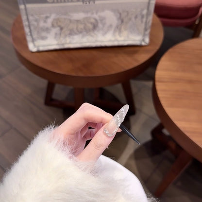Künstlerische Lange Stiletto Nagelverlängerungen mit Kristallakzenten