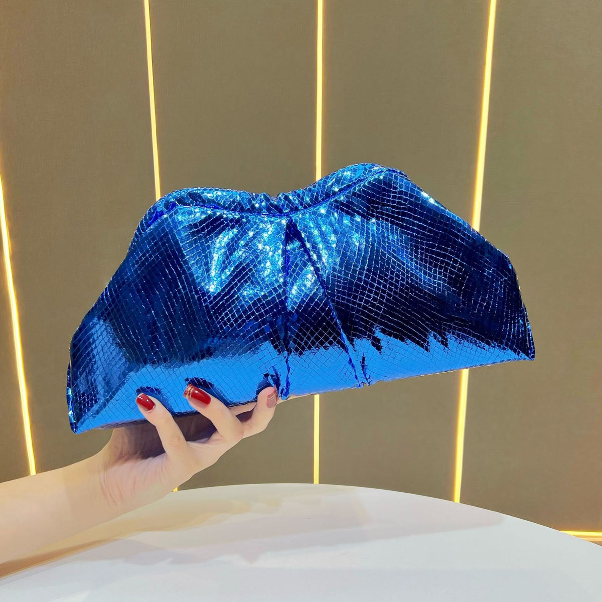 Metallic Geschopfte Clutch