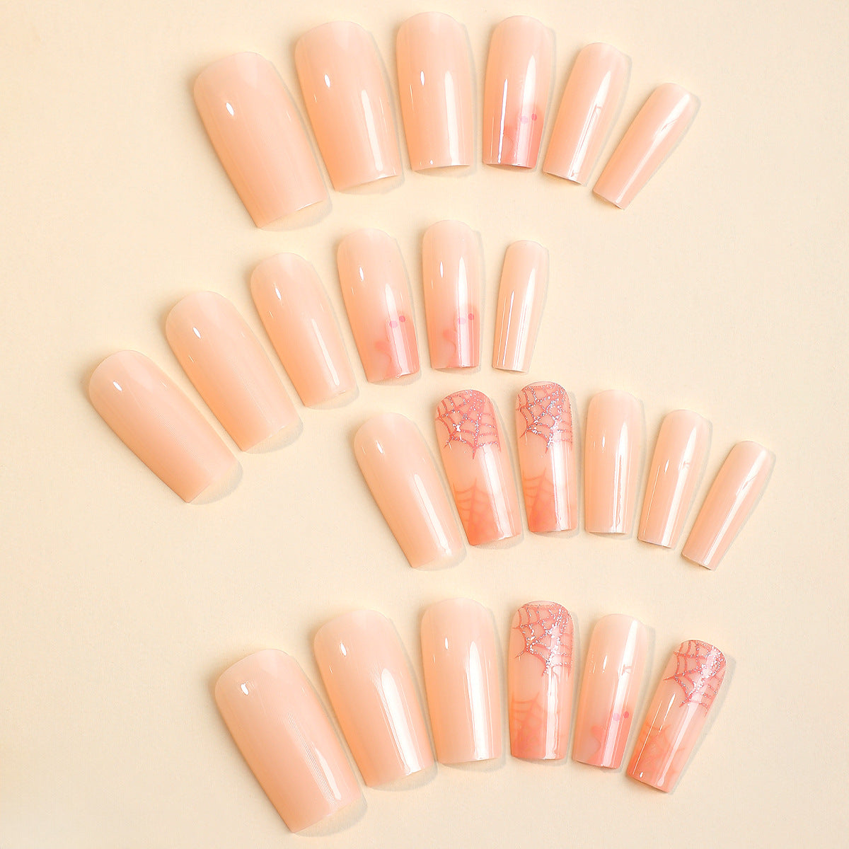 Kunstnagelset mit filigranem Spinnennetz-Design und zartem Farbverlauf Brehn