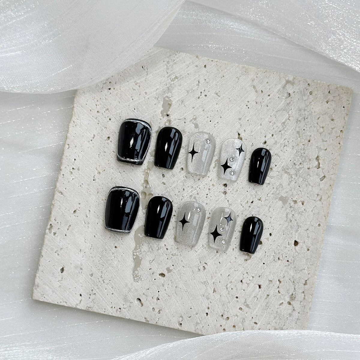 Künstlerisches Press-On Nagelkunstset mit Herz- und himmlischen Designs