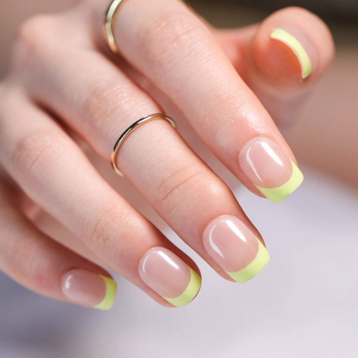 Elegante Nagelkunst mit Farbverlauf und Glitzerakzenten Brehn