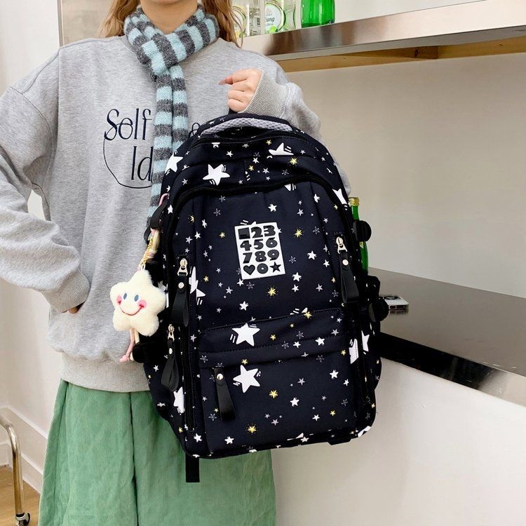 Verspielter Rucksack mit Sternenmotiven und Praktischen Funktionen Brehn
