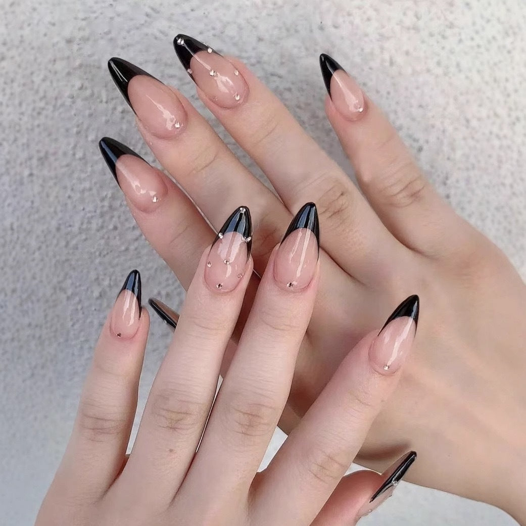 Kunstnagelspitzen mit elegantem französischem Design und Glamourösen Details Brehn