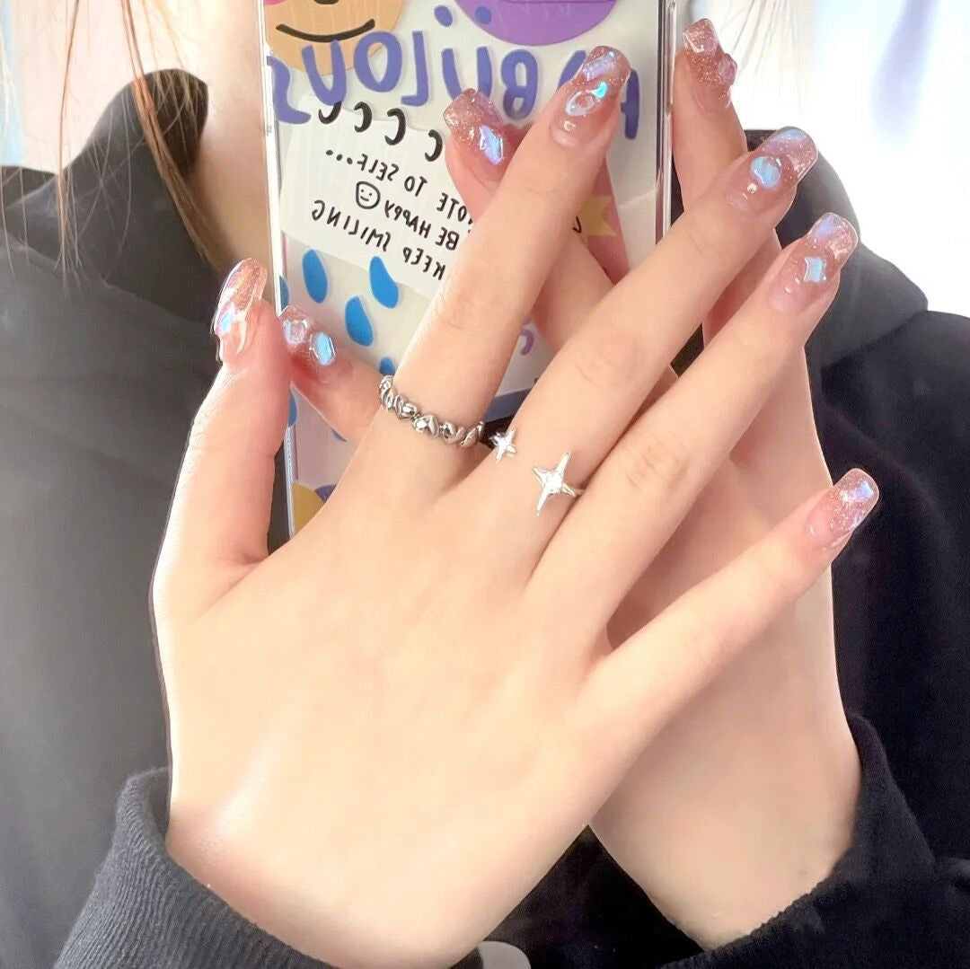 Kreatives Kunstnagelset mit Glitzer- und eleganten Muster Akzenten Brehn