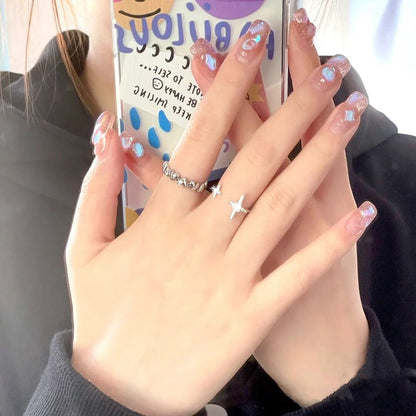 Kreatives Kunstnagelset mit Glitzer- und eleganten Muster Akzenten Brehn