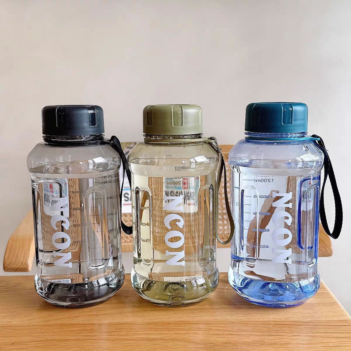 Damen Transparente Trinkflasche mit praktischem Tragegriff Brehn