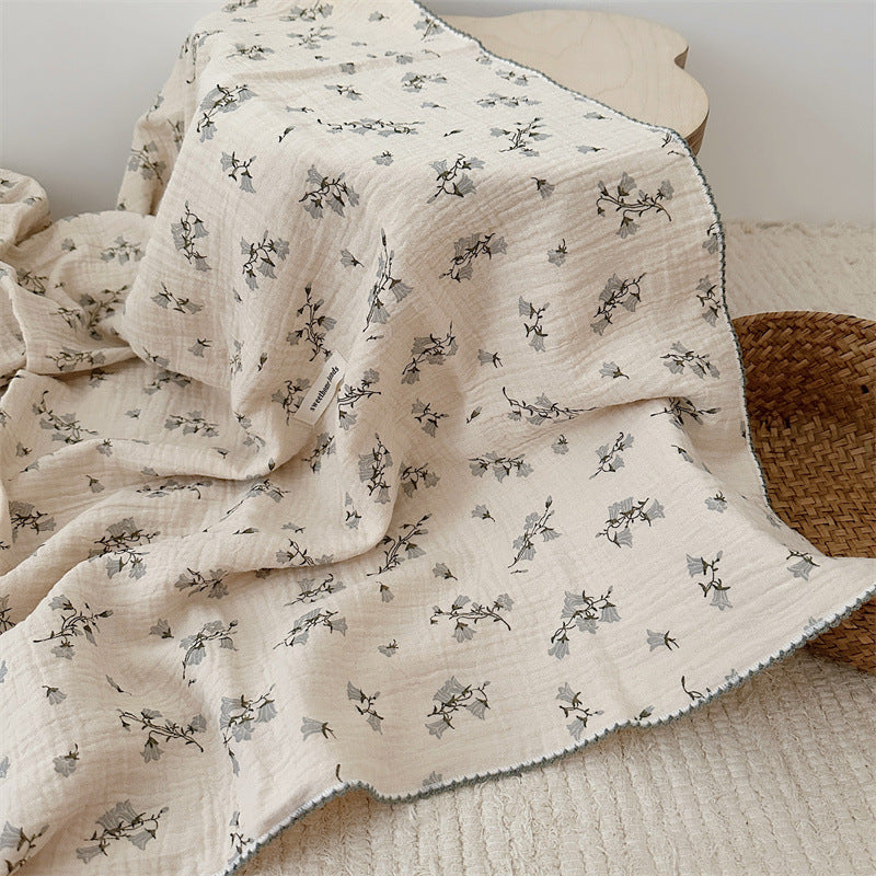 Unisex Musselin-Decke mit zartem Blumendesign und eleganten Rüschen Brehn
