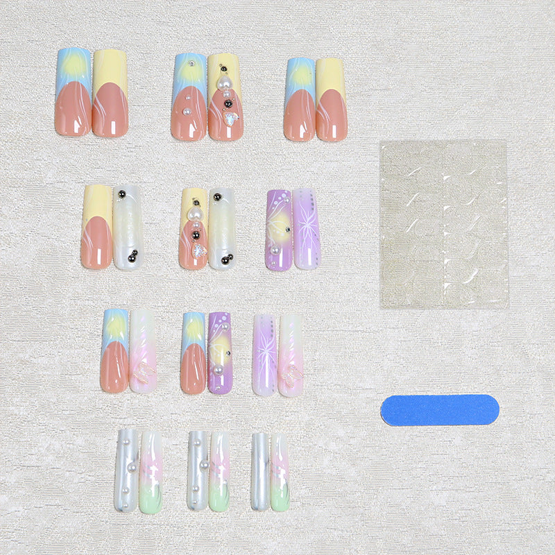 Kunstnagelset mit eleganten floralen und glitzernden Akzenten Brehn