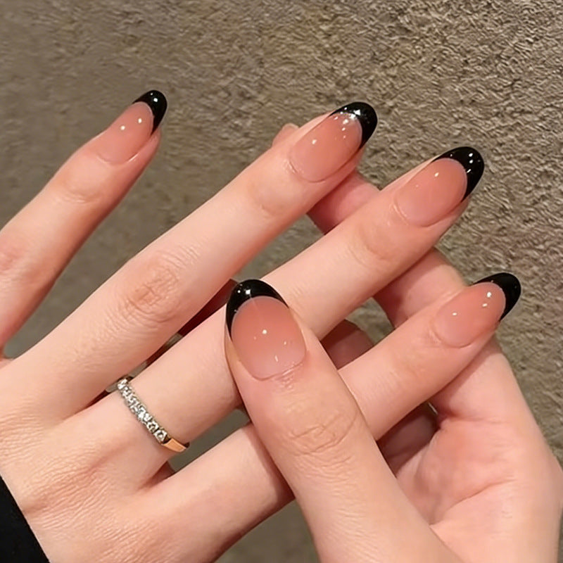 Kunstnagelset mit elegantem French-Tipp und schimmernden Akzenten Brehn