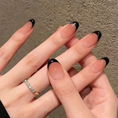 Kunstnagelset mit elegantem French-Tipp und schimmernden Akzenten Brehn
