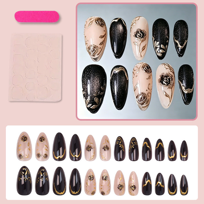 Kunstnagelset mit eleganten Goldverzierungen und originellen Mustern Brehn