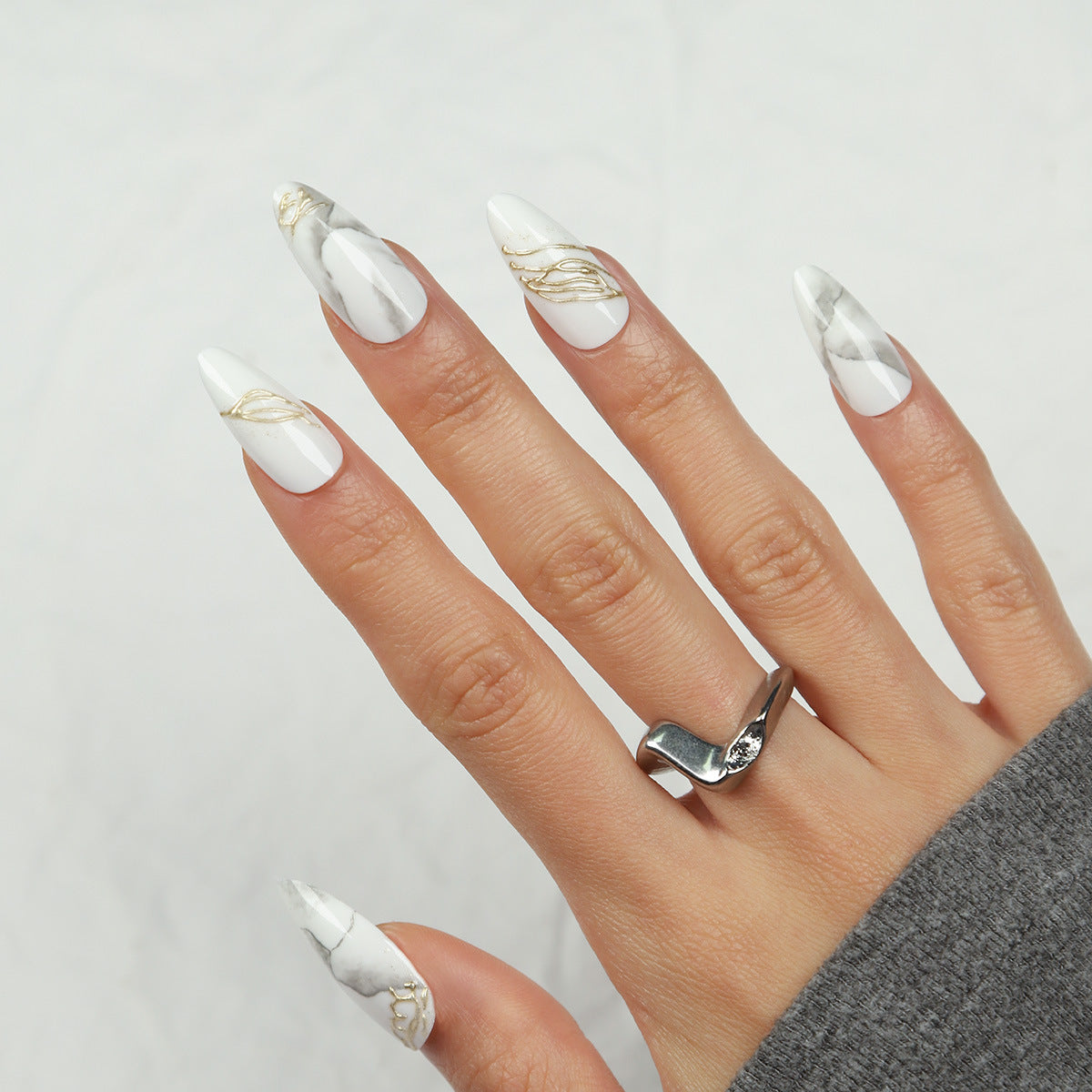 Elegante Stiletto Press-On Nägel mit Marmor- und Goldakzenten Brehn