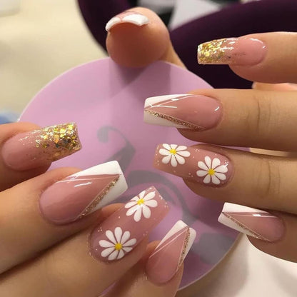 Kunstvolle Nagelverlängerungen mit floralen Designs und Glitzerakzenten Brehn
