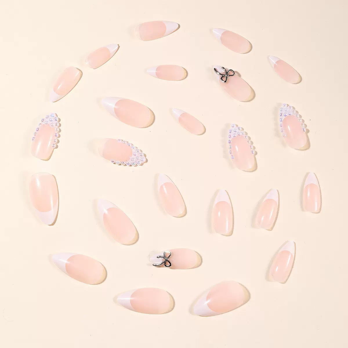 Kunstnagelset mit eleganten Perlen- und Schleifenverzierungen Brehn