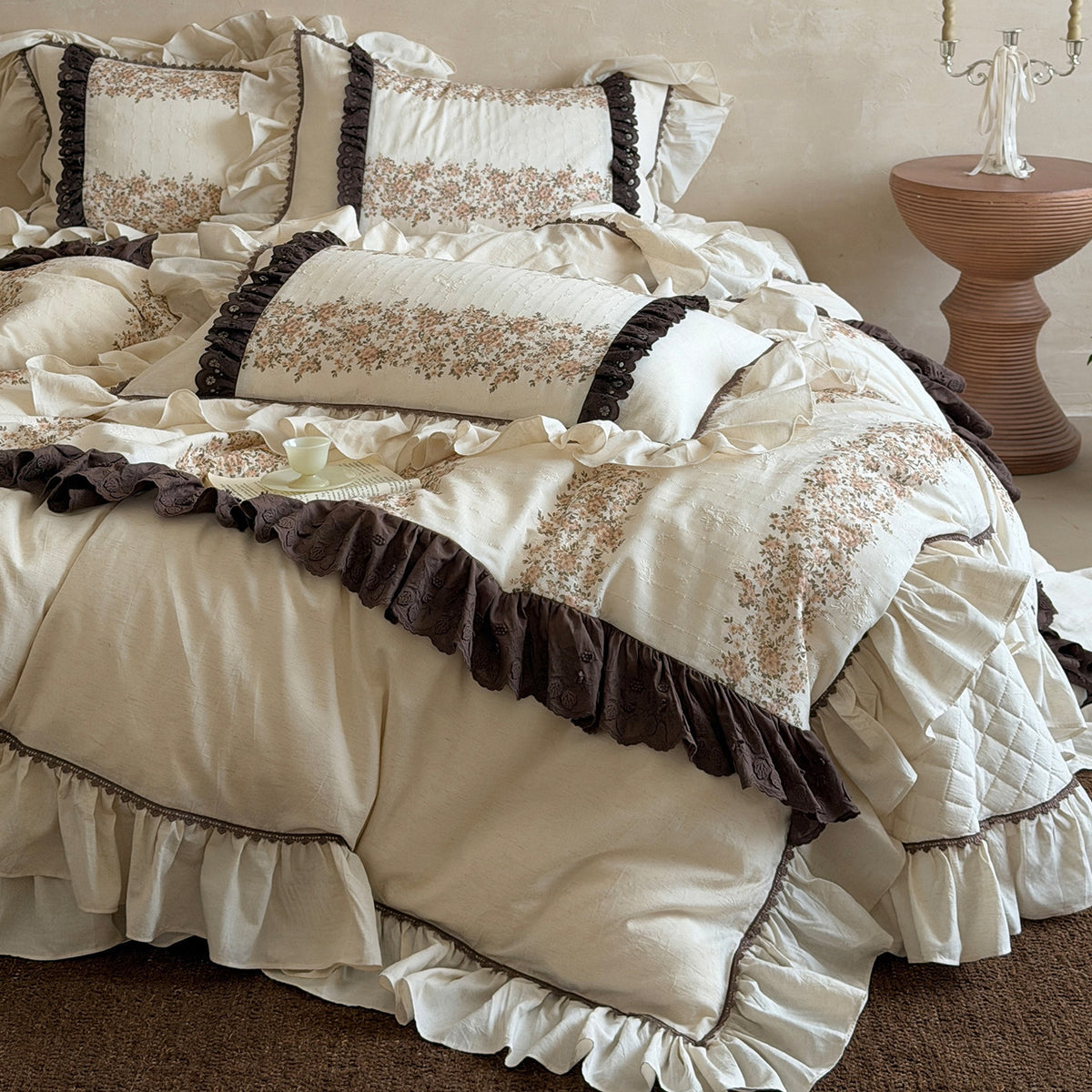 Vintage Cottage Floral Rüsch Bettbezug Set mit gestepptem Bolster und tiefem Bettrock